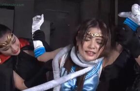 女战士水星水手被女巫击败，全身挠痒痒