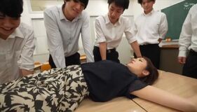 拘束女教師 被多个学生处拘禁挠痒的刑罚！笑声不断的教室