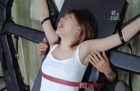 间谍的审讯给她固定在椅上疯狂挠她腋下痒到她奔溃