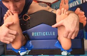 【在线播】自购C4,Roxtickler绝版视频,TK男孩脚心，舔脚，叫声很好听