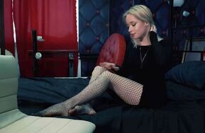 RussianFetish - 高颜值网袜毛妹全程加害者TK她红润修长的美足