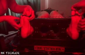 【在线播】【两部合集】TheBKTickler   THE RED LIGHT SPECIAL FAE S 20 MINUTES OF TICKLE HELL    PART 1~2   FEET (FEATURING MUFFY SWIFTPATH)