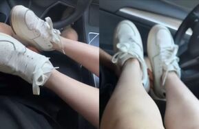 车上挠女友小嫩足