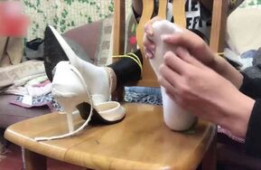 大脚白袜女生双脚捆在椅子上被暴力TK，脚心都红了 Chinese feet tickling