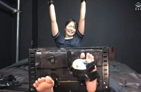 「美容师千春的脚镣痒痒是我经历过的最痒的脚底痒痒WAKA-069 乃木千春 ④」