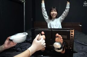 「我用泡沫乳液和柔软的手套挠姐姐的脚底，直到它们发麻为止！ Wakashi Lab WAKA-049 筱崎拉拉 ④」